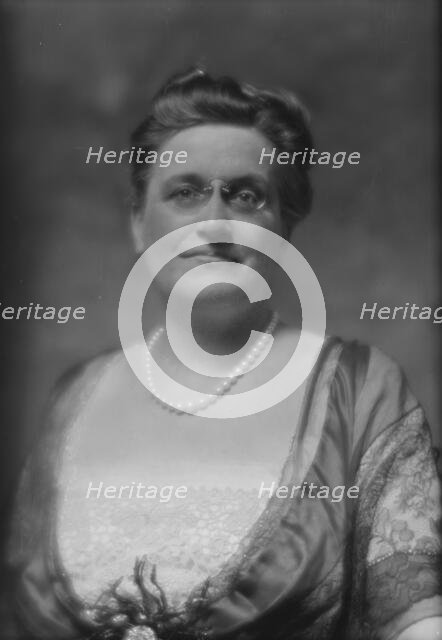 Moore, William H., Mrs., portrait photograph, 1914 Apr. 2. Creator: Arnold Genthe.