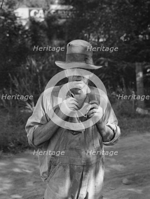 Migratory worker in auto camp, Yakima Valley, Washington, 1939. Creator: Dorothea Lange.