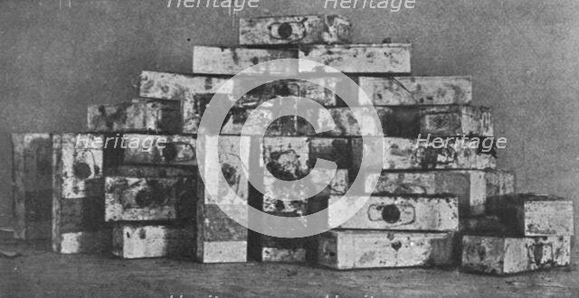 'Dans le jardin d'une legation allemande. Explosifs et cultures de microbes; les cinquante..., 1916. Creator: Unknown.