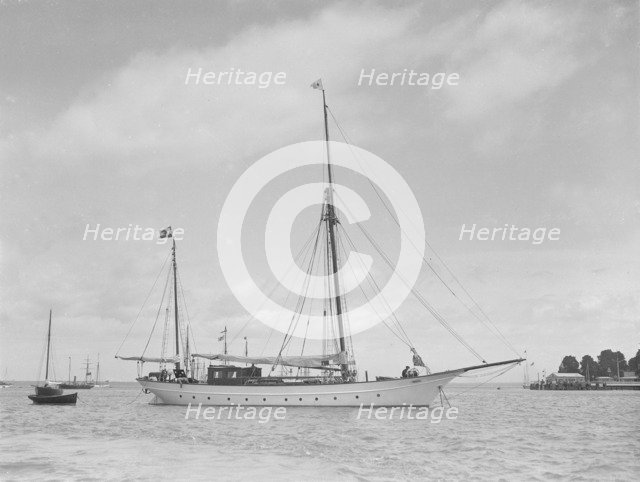 The 90 ft 'Quo Vadis' at anchor, 1911. Creator: Kirk & Sons of Cowes.
