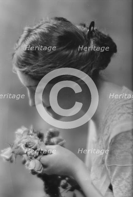 Sauer, Norma, Miss, portrait photograph, 1914 Aug. 15. Creator: Arnold Genthe.
