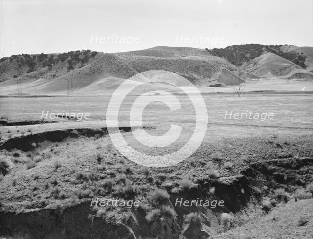 U.S. 99, on ridge over Tehachapi Mountains, 1939. Creator: Dorothea Lange.