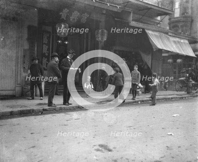 An unsuspecting victim, Chinatown, San Francisco, between 1896 and 1906. Creator: Arnold Genthe.