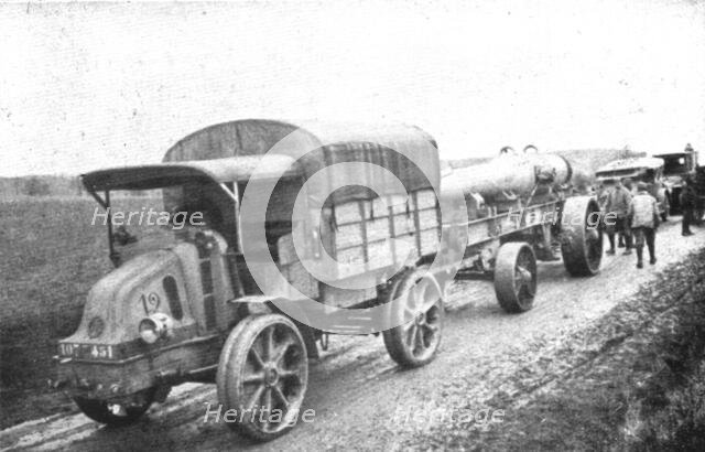 'Au Volant; Tracteurs d'une piece de 240: voiture-affut et voiture-piece', 1918. Creator: Unknown.