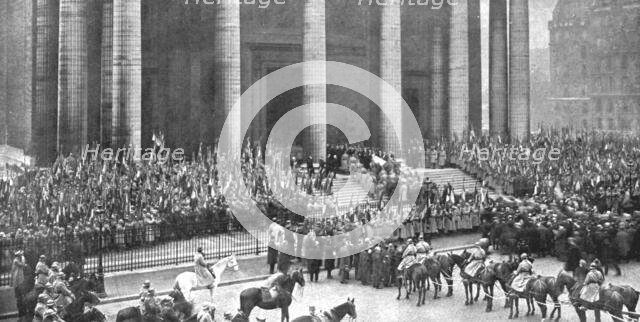 'L'apotheose du Soldat; le 11 novembre 1920, le cercueil du Soldat, porte par huit..., 1920. Creator: H Manuel.