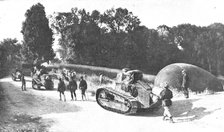 ''En Argonne; L'amalgame a l'arriere de l'offensive; chars d'assaut americains, fantassins..., 1918. Creator: Unknown.