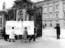 A silver jubilee postcard being delivered to Buckingham Palace, London, 1977. Artist: Unknown