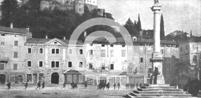 'Les Italiens a Gorizia; Les troupes italiennes passent en courant sur la Piazza Grande', 1916. Creator: Unknown.