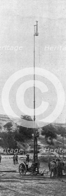 'Dix jours de bataille sur la Somme; Un periscope geant sur roues pris aux Allemands dans..., 1916. Creator: Unknown.