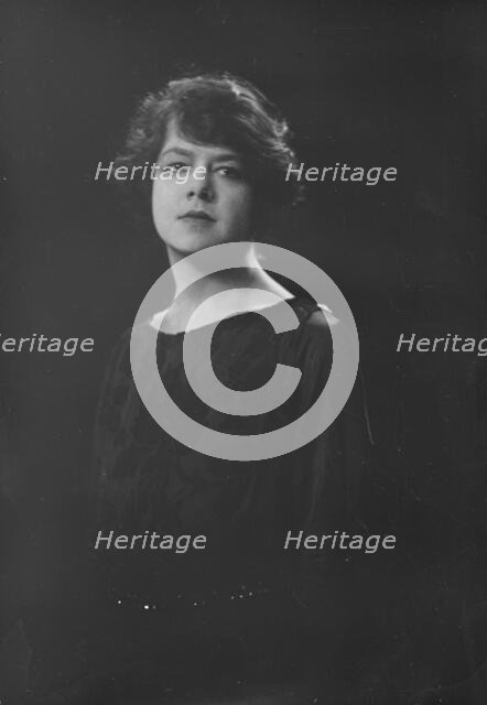 Mrs. Kemp, portrait photograph, 1919 Jan. or Feb. Creator: Arnold Genthe.