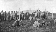 'La Bataille de la Somme; Group d'officiers allemands prisonniers: celui de gauche, la face..., 1916 Creator: Unknown.