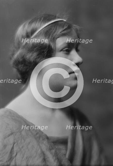 Bishop, Margaret, Miss, portrait photograph, 1914 Mar. 25. Creator: Arnold Genthe.