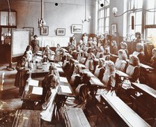 Science class, Albion Street Girls School, Rotherhithe, London, 1908. Artist: Unknown.