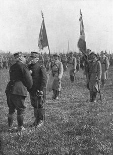 'Le general Joffre remet au general Balfourier la plaque de grand-officier de la Legion..., 1916. Creator: Unknown.