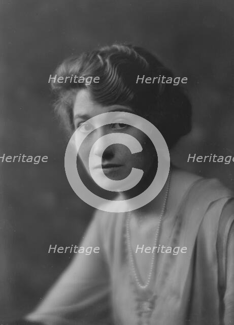 Bainter, Fay, Miss, portrait photograph, 1916. Creator: Arnold Genthe.