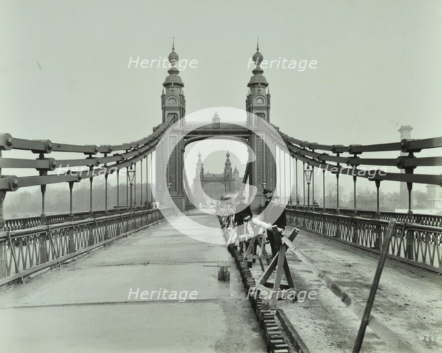 Workmen on old Chelsea Bridge, London, 1921. Artist: Unknown.
