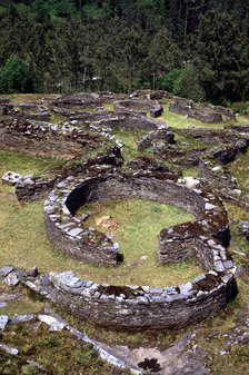 Asturian - Roman village, with houses, walls and moats of circular, oval or rectangular plant in …