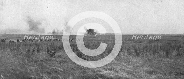 'La Bataille de la Somme; En terrain reconquis: une batterie francaise d'artillerie de..., 1916. Creator: Unknown.