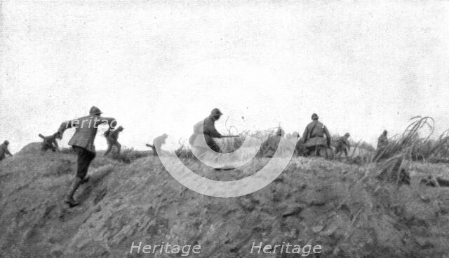 How to make a surprise attack; Departure: in the foreground, seen from behind..., 1917. Creator: Unknown.