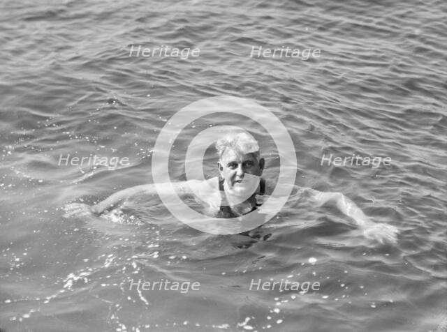 Hunt, Seth, Mr., swimming, between 1931 and 1942. Creator: Arnold Genthe.