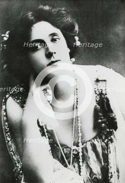 Mrs Patrick Campbell, British stage actress, late 19th or early 20th century. Artist: Unknown