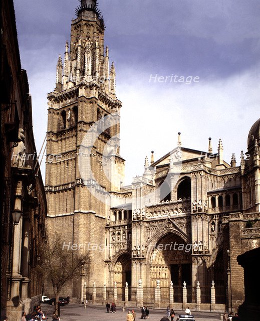 Cathedral of Santa Maria de Toledo, view of the tower and the door of forgiveness.