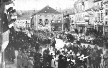 'La patrie retrouvee; A Morhange, le 18 novembre: de jeunes Lorraines fleurissent les..., 1918. Creator: Unknown.