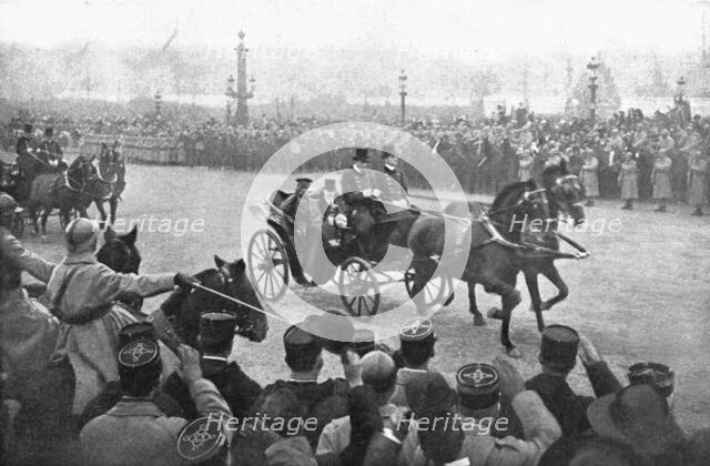 'Les chefs d'etat Allies a Paris; La victoria du roi des Belges et du president de la Repub..., 1918 Creator: Unknown.