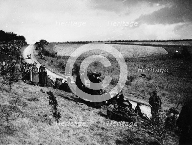 Spectators at the Kop Hill Climb, near Princes Risborough, Buckinghamshire, 1922. Artist: Unknown