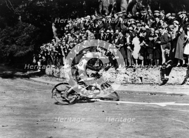 Jack Robinson on a Norton bike, during an Amateur TT race, 1925. Artist: Unknown