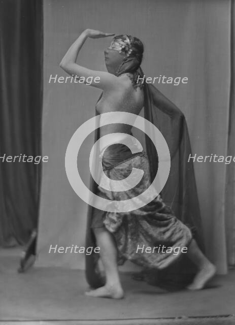 Illingsworth, Miss, portrait photograph, 1917 June 26. Creator: Arnold Genthe.