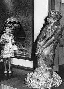 Princess Margaret looking at a Henry Moore Sculpture, National Art Museum, Tokyo. Artist: Unknown