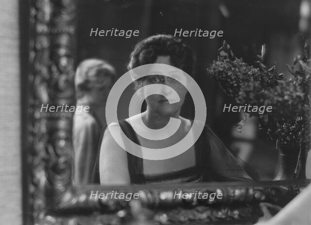 Spear, C.H., Mrs., portrait photograph, 1915 Nov. 26. Creator: Arnold Genthe.