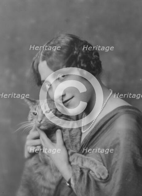 Liebert, M., Miss, with Buzzer the cat, portrait photograph, between 1916 and 1927. Creator: Arnold Genthe.