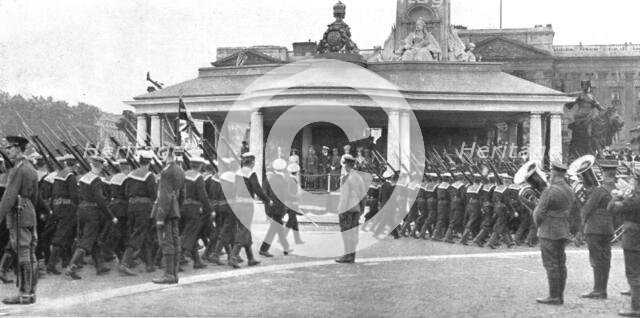 'Les fetes de la victoire a Londres; le defile des "Bluejackets" devant la tribune royale..., 1919. Creator: Excelsior Photo.