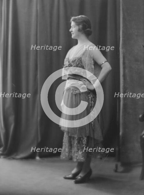 Calhoun, Catherine, Miss, portrait photograph, 1917 May 25. Creator: Arnold Genthe.