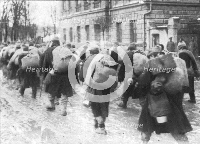 'Sur le front oriental; Les soldats de la garnison autrichienne evacuant la ville', 1915. Creator: Unknown.