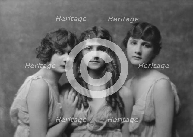Isadora Duncan dancers, portrait photograph, between 1915 and 1923. Creator: Arnold Genthe.