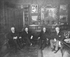 'Le conseil des quatre; Les "Quatre" reunis dans la bibliotheque dont le president Wilson..., 1919. Creator: Unknown.