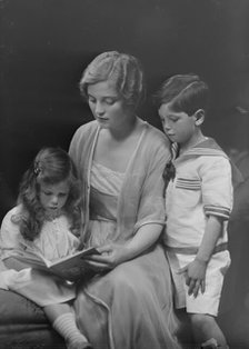 Mrs. E.H. Roselle and children, portrait photograph, 1918 Nov. 22. Creator: Arnold Genthe.