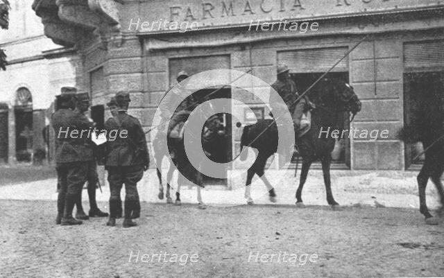 'Les Italiens a Gorizia; Avenue Francois-Joseph, les carabiniers interrogent les passants', 1916. Creator: Unknown.