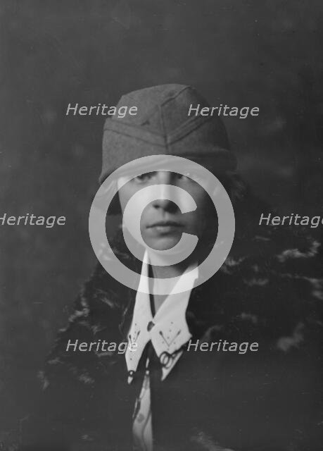 Mandelkern, Miss, portrait photograph, not before 1916. Creator: Arnold Genthe.