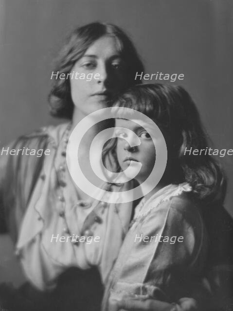 Leo, Edgar, Mrs., and daughter, portrait photograph, 1916. Creator: Arnold Genthe.