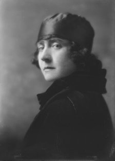 Miss E. Stettheimer, portrait photograph, 1918 Feb. 1. Creator: Arnold Genthe.