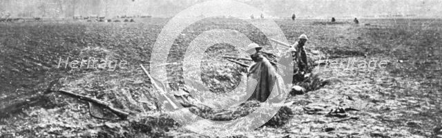 'Le Premier Coup Allemand; En rase campagne: une ligne a l'arriere pour recevoir et..., 1918. Creator: Unknown.