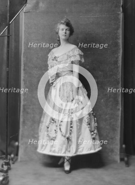 Bryant, George, Mrs., portrait photograph, 1915. Creator: Arnold Genthe.