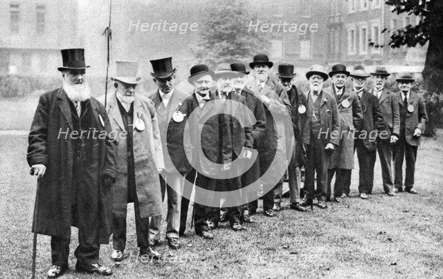 A row of old 'cabbies', London, 1926-1927. Artist: Unknown