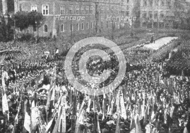 'Le "Soldat Inconnu" italien; Place de Venise: la glorieuse biere est portee par seize..., 1921. Creator: Unknown.