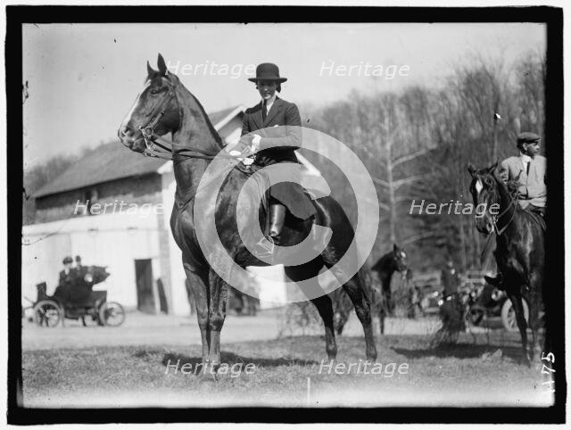 Unidentified Woman On Horse, between 1909 and 1914. Creator: Harris & Ewing.