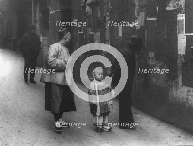 Reading the Tong proclamation, Chinatown, San Francisco, between 1896 and 1906. Creator: Arnold Genthe.